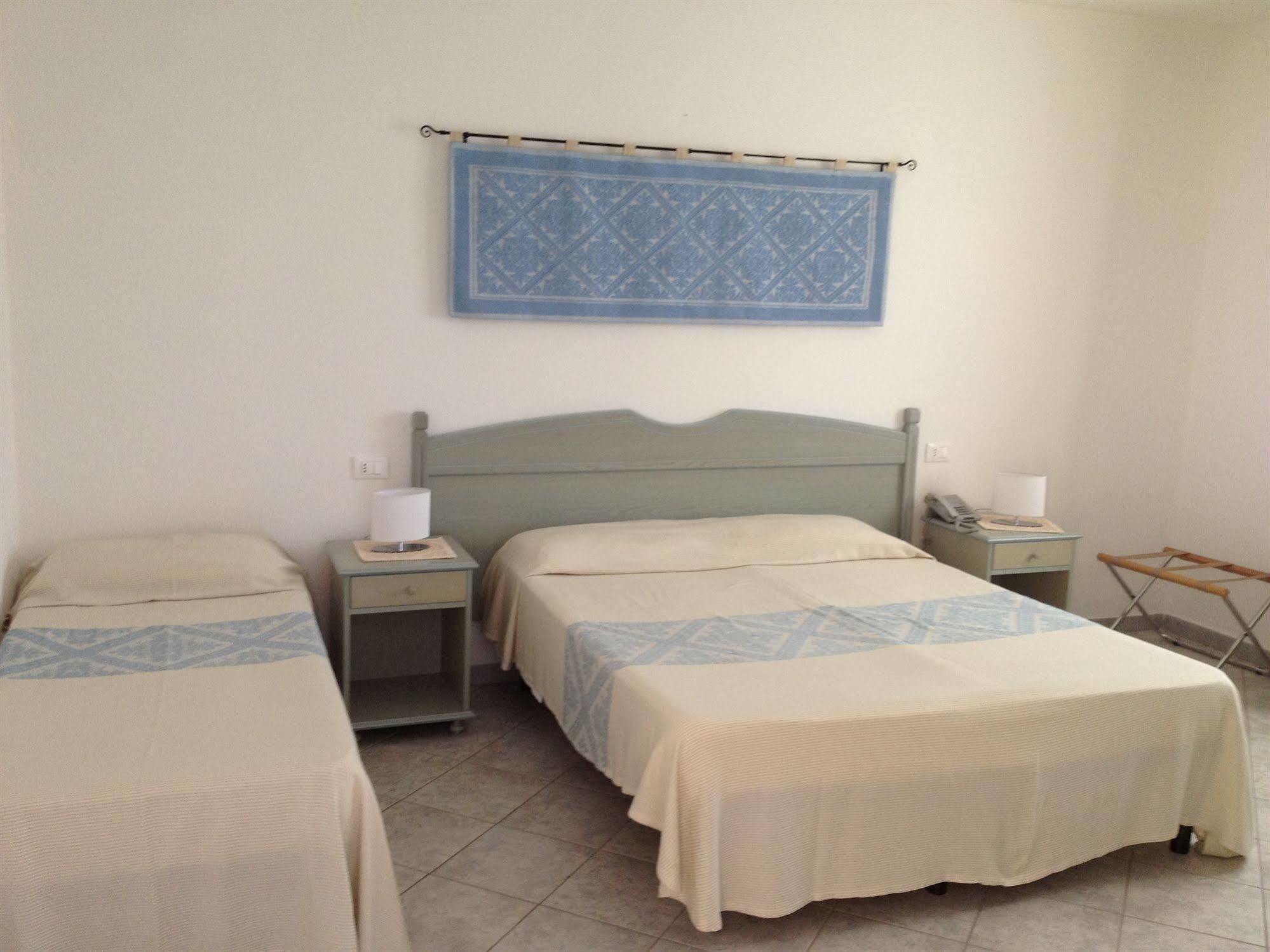 Hotel Biderrosa Cala Liberotto Exterior foto